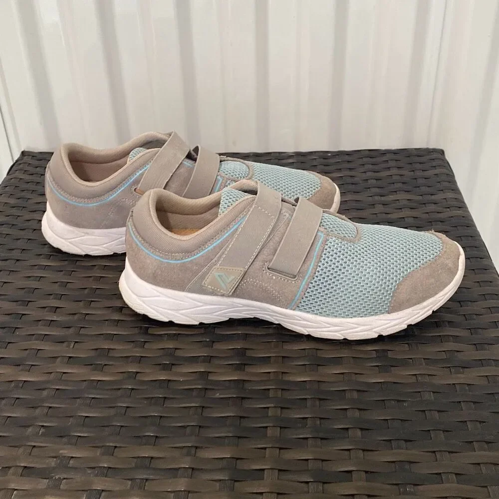 Vionic sneakers women’s size 9.5 ￼